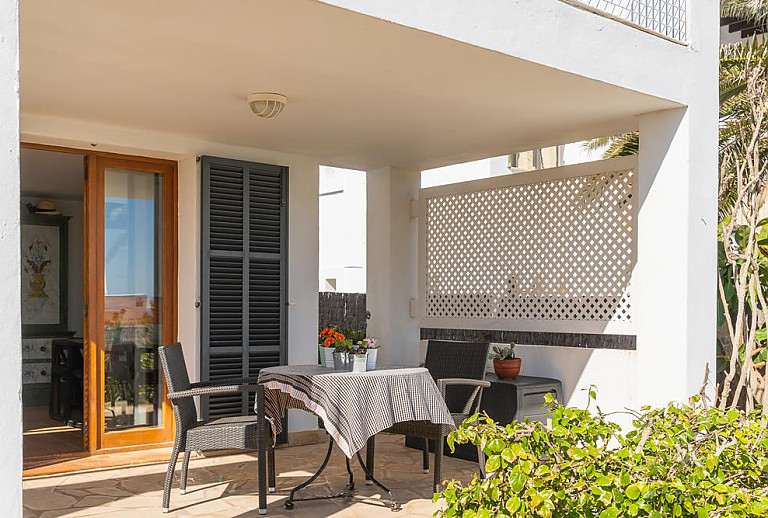 Terrasse mit Vordach und Esstisch