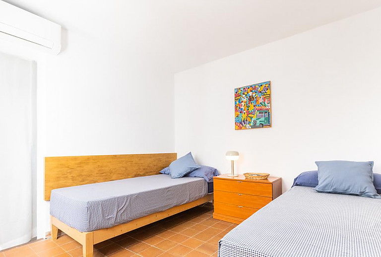 Schlafzimmer mit Einzelbetten und Nachttisch
