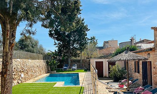 Ferienhaus mit Pool und Sonnenliegen
