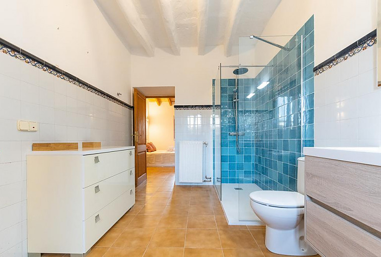 Badezimmer mit Dusche und WC