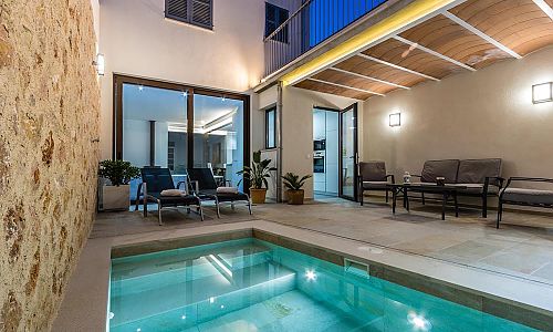 Innenhof mit Pool und Sonnenliegen