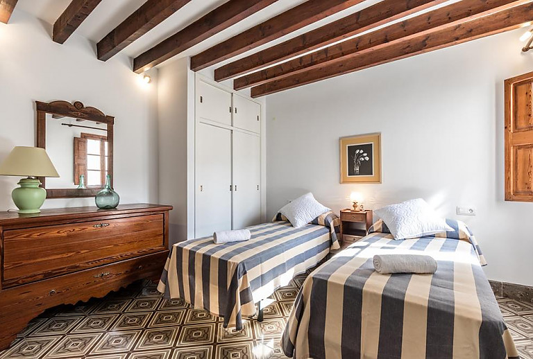 Schlafzimmer mit Einzelbetten und Kommode