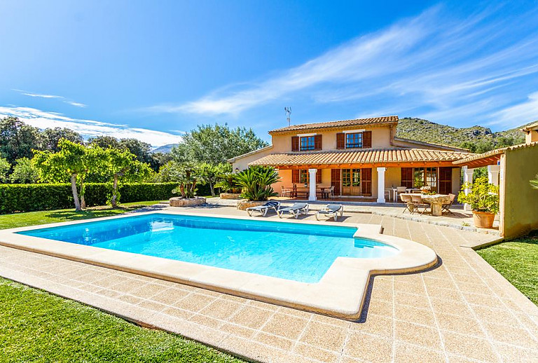 Finca mit Pool mit Sonnenliegen