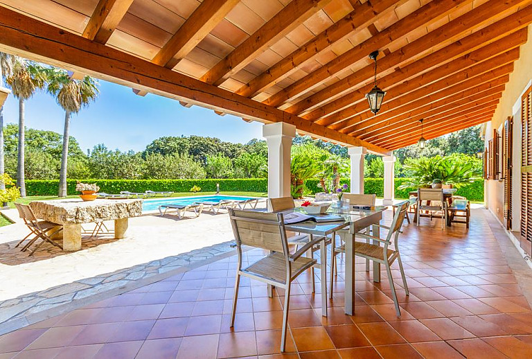 Terrasse mit Vordach und Esstisch