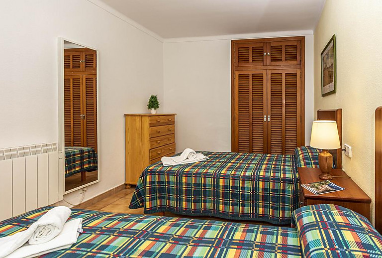 Schlafzimmer mit Einzelbetten und Kommode