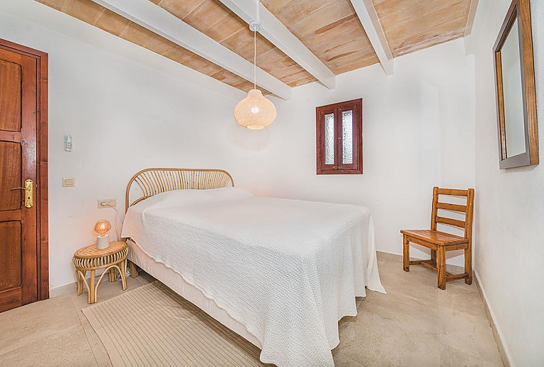 Schlafzimmer mit Doppelbett und Fenster