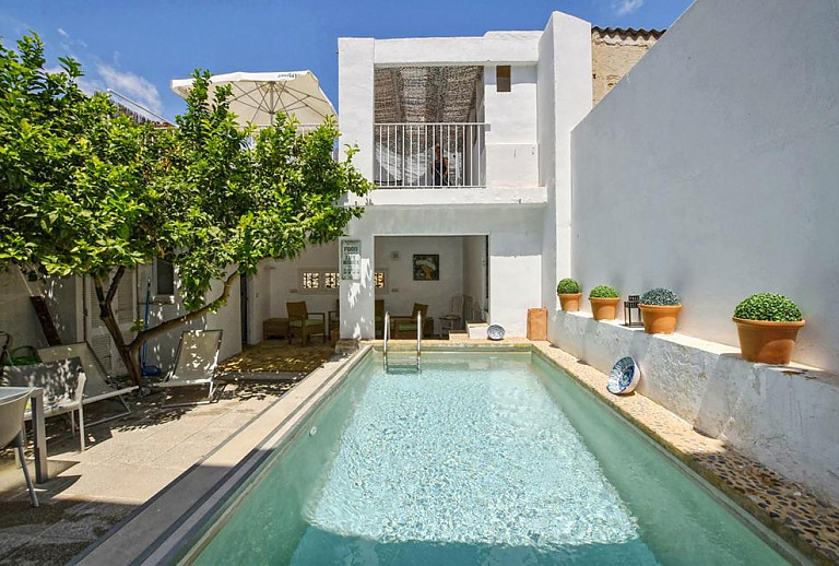 Pool im Innenhof mit Topfpflanzen