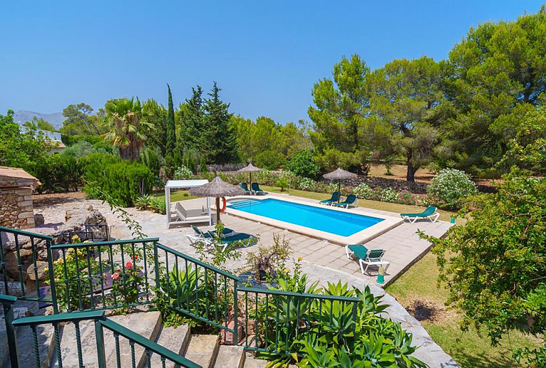Blick auf den Garten mit Pool