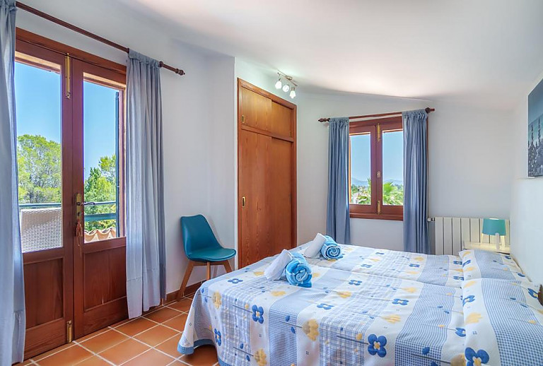 Schlafzimmer mit Einzelbett und Fenster