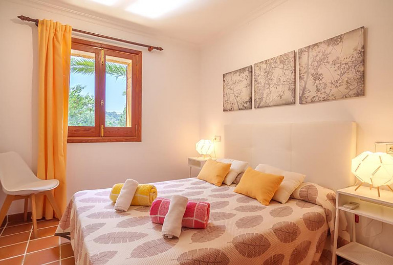 Schlafzimmer mit Doppelbett und Fenster