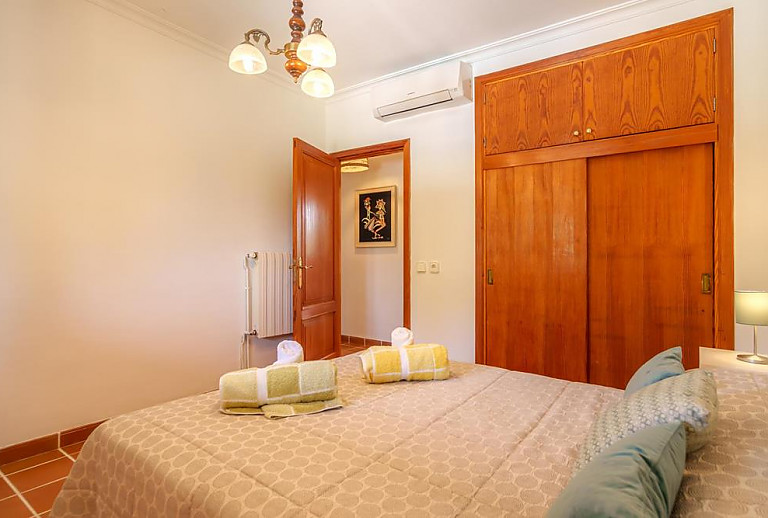 Kleiderschrank und Klimaanlage im Schlafzimmer