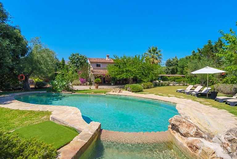 Garten mit Pool und Sonneliegen