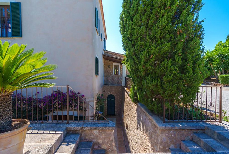 Pflanzen und Treppen vor der Finca