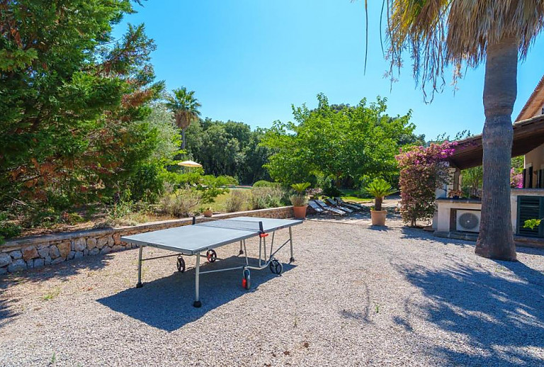 Tischtennisplatte im Garten vor der Finca
