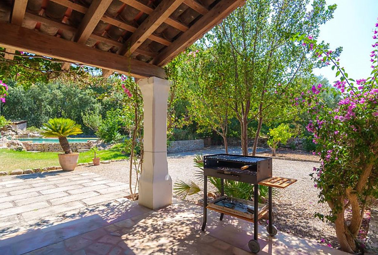 Terrasse mit Vordach und Grill