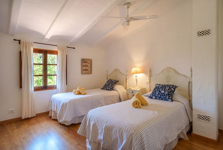 Schlafzimmer mit Einzelbetten und Fenster