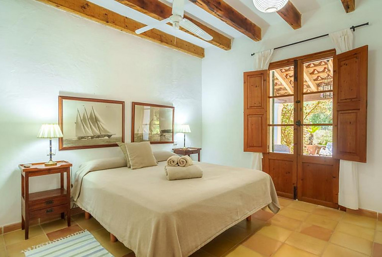 Schlafzimmer mit Doppelbett und Terrassenzugang