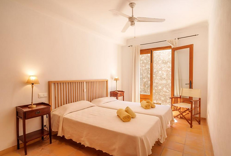 Schlafzimmer mit Einzelbetten und Nachttische