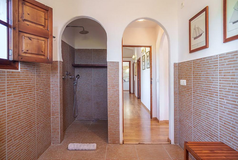 Badezimmer mit Dusche und Fenster