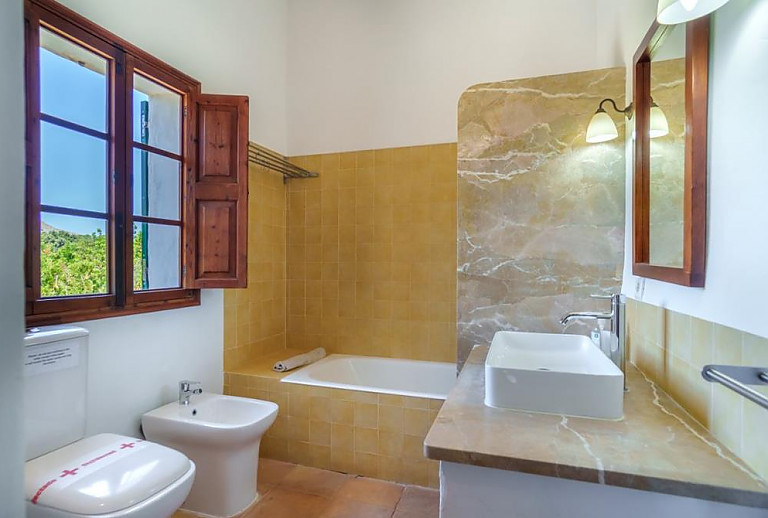 Wanne und Fenster im Badezimmer