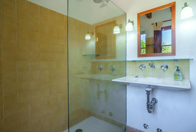 Badezimmer mit Dusche und Waschbecken