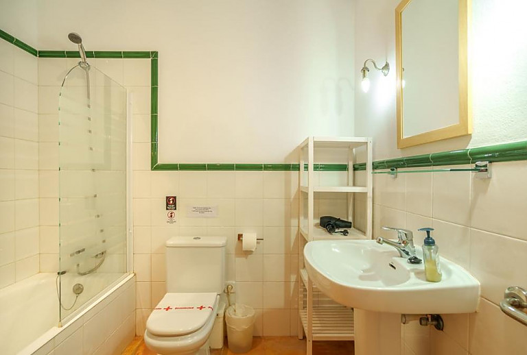 Bad mit Wanne und Waschbecken