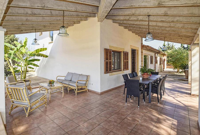 Gartenmöbel auf der überdachten Terrasse
