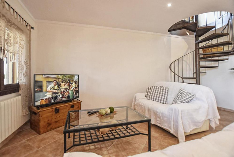 Wohnzimmer mit Heizung und Fernseher