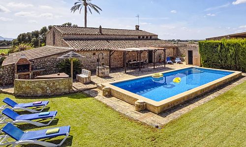Rasen mit Sonnenliegen vor der Finca