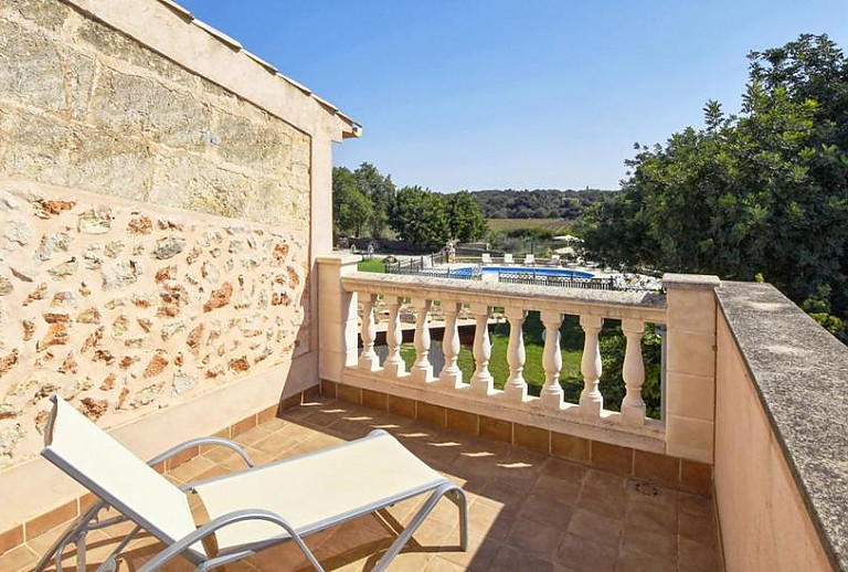 Balkon mit Blick auf den Poolbereich