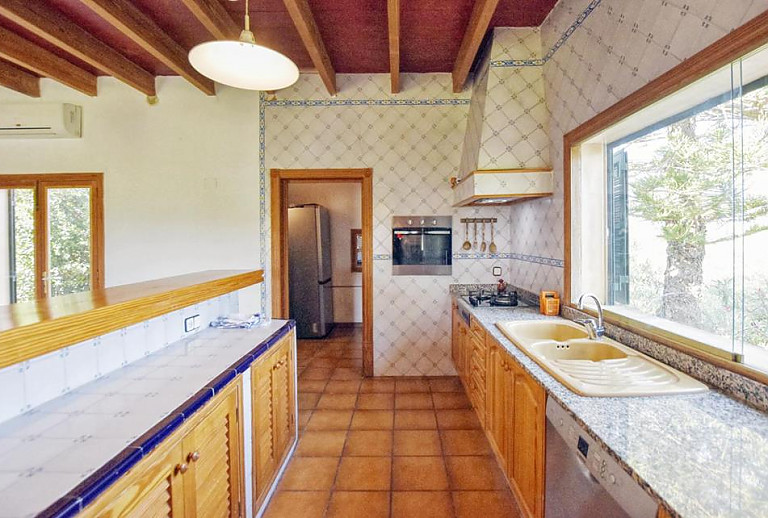 Küche mit Spüle und Fenster