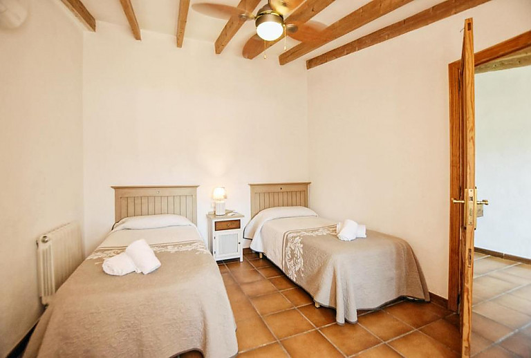 Schlafzimmer mit Einzelbetten und Nachttisch