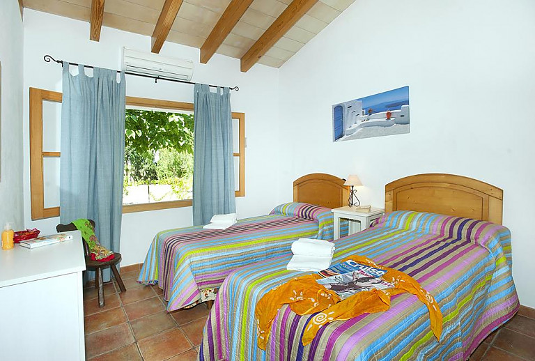 Schlafzimmer mit Einzelbetten und Klimaanlage