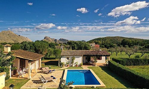 Grundstück mit Pool und Rasenfläche vor der Finca