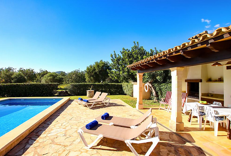 Terrasse mit Grill und Sonnenliegen