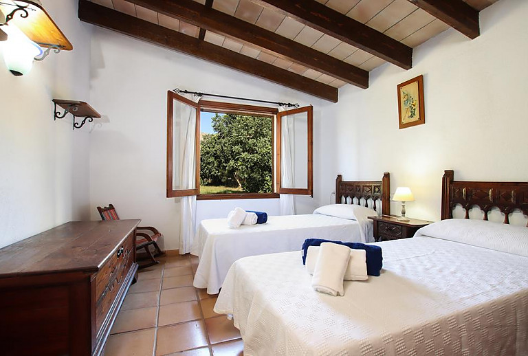 Schlafzimmer mit Einzelbetten und Fenster