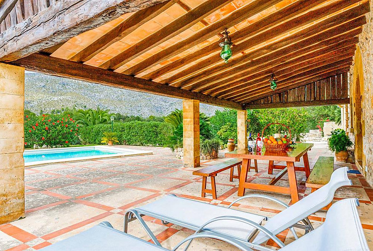 Terrasse mit Vordach und Esstisch