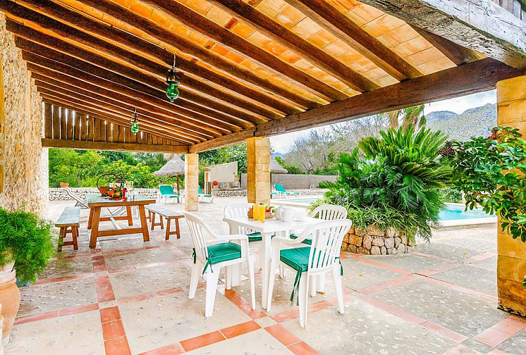 Terrasse mit Vordach und Esstisch