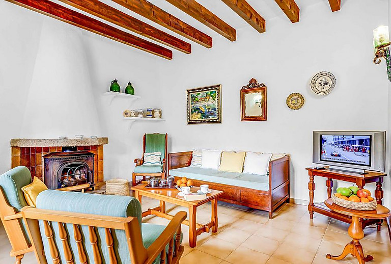 Wohnzimmer mit Couch und Sessel