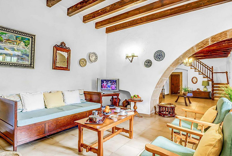Wohnzimmer mit Fernseher und Sofa