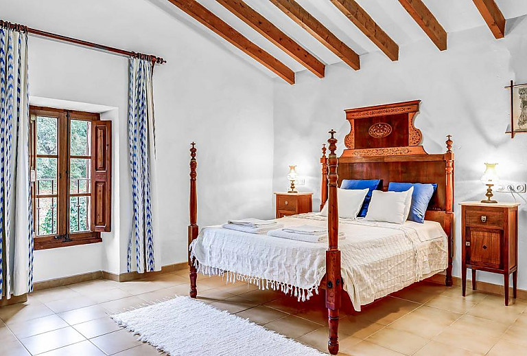 Schlafzimmer mit Doppelbett und Fenster