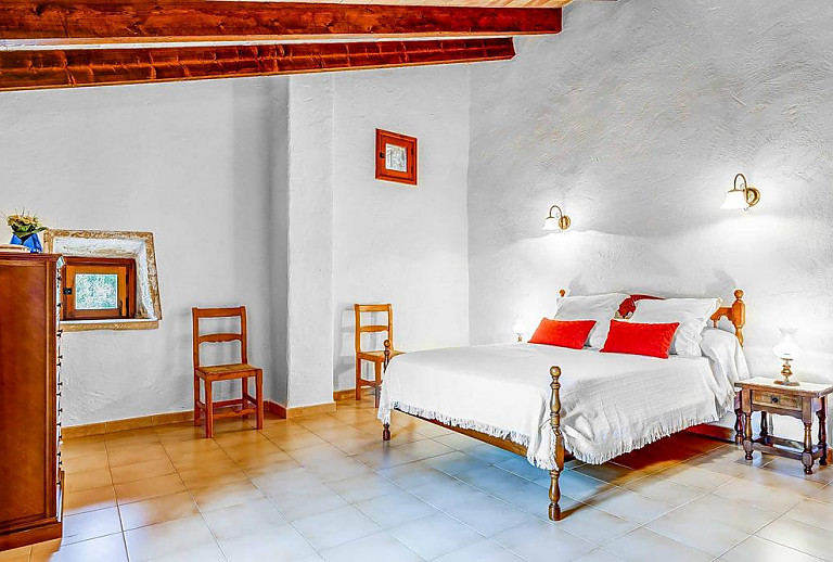 Schlafzimmer mit Doppelbett und Nachttisch
