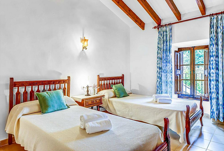 Schlafzimmer mit Einzelbett und Fenster
