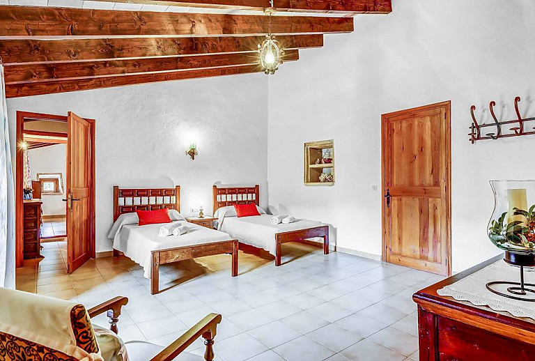 Schlafzimmer mit Einzelbetten und Kommode