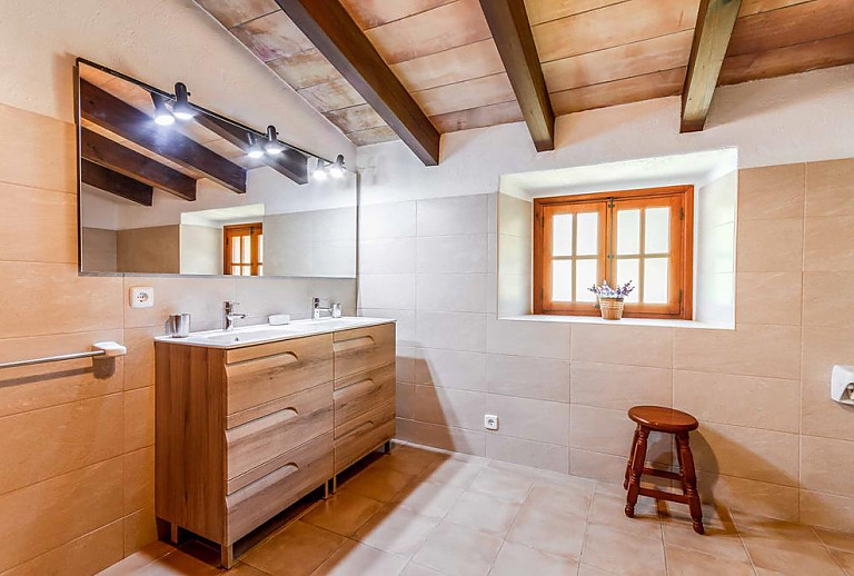 Badezimmer mit Waschbecken und Spiegel