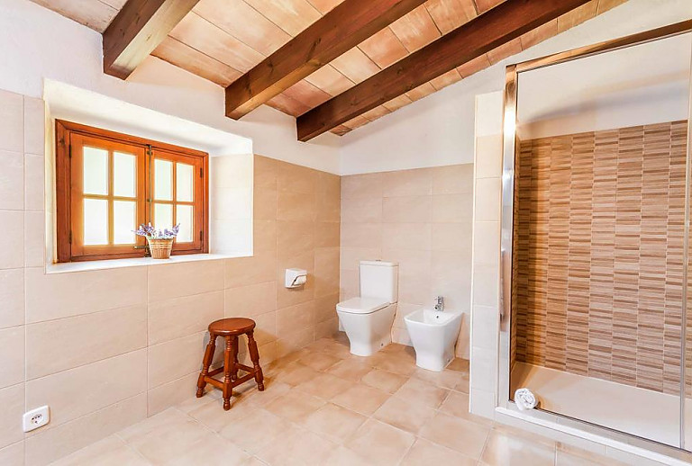 Badezimmer mit WC und Dusche