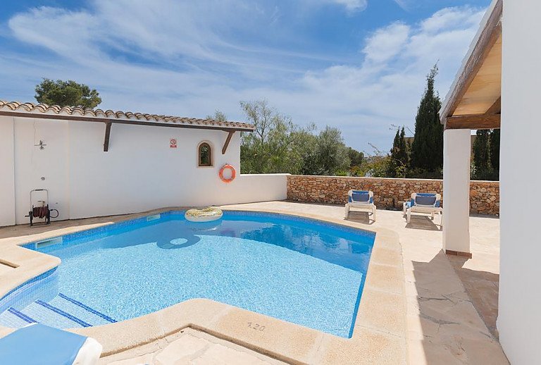 Poolterrasse mit Sonnenliegen und Ausblick