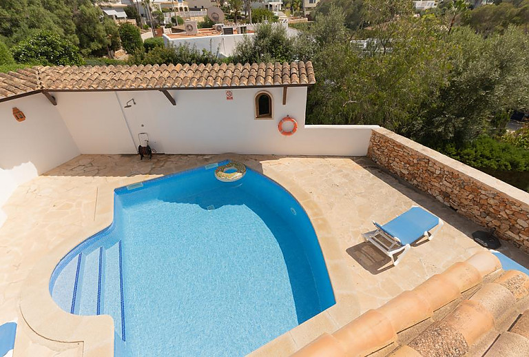 Poolterrasse mit Sonnenliegen