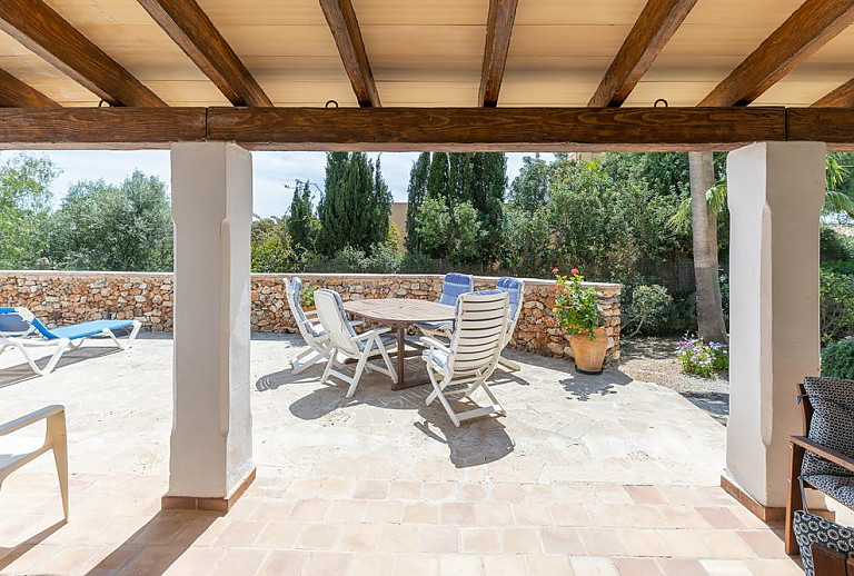 Terrasse mit Vordach und Blick in den Garten