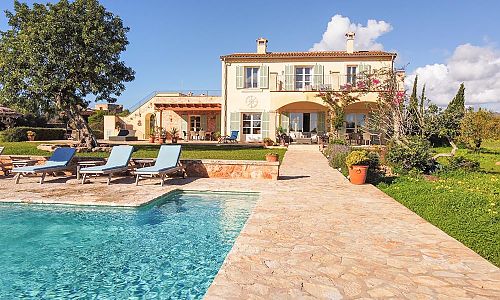 Finca mit großem Grundstück und Pool